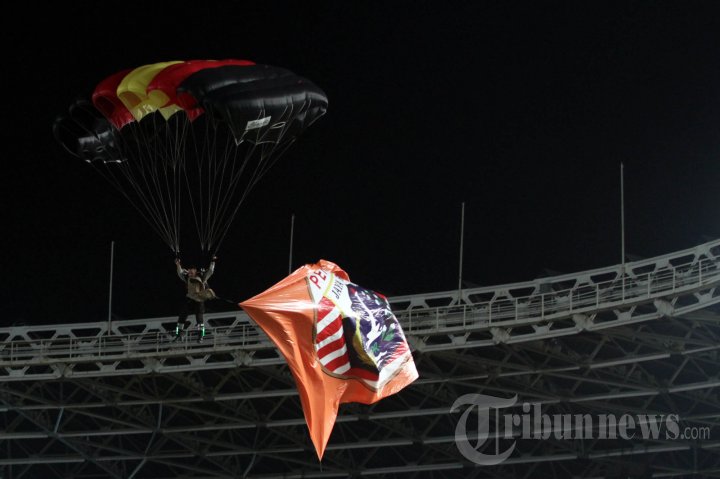 Atraksi Terjun Payung di Final Piala Sudirman