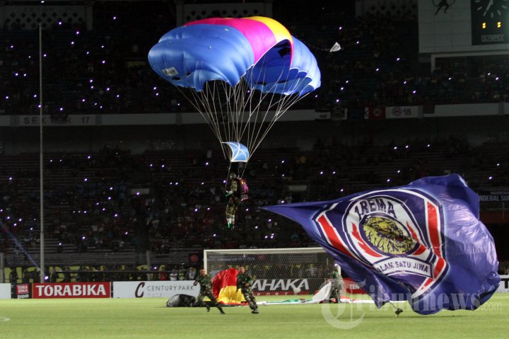 Atraksi Terjun Payung di Final Piala Sudirman