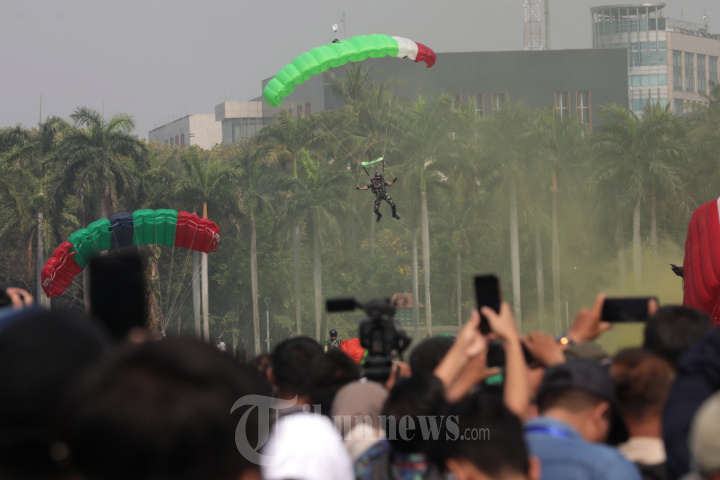 Atraksi Terjun Payung Peringatan HUT TNI ke-78
