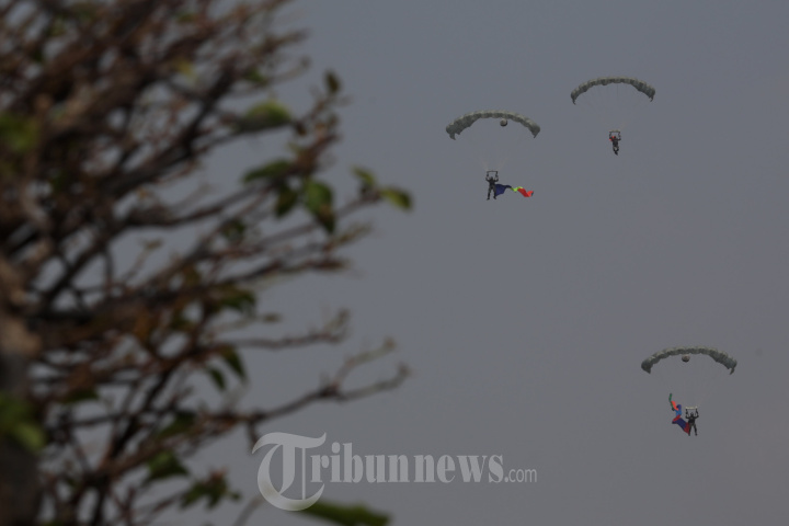 Atraksi Terjun Payung Peringatan HUT TNI ke-78