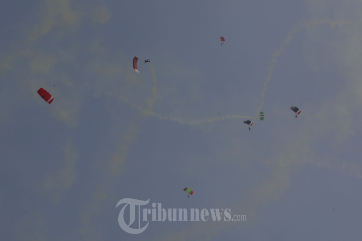 Atraksi Terjun Payung Peringatan HUT TNI ke-78