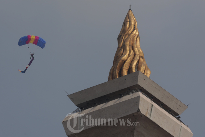 Atraksi Terjun Payung Peringatan HUT TNI ke-78