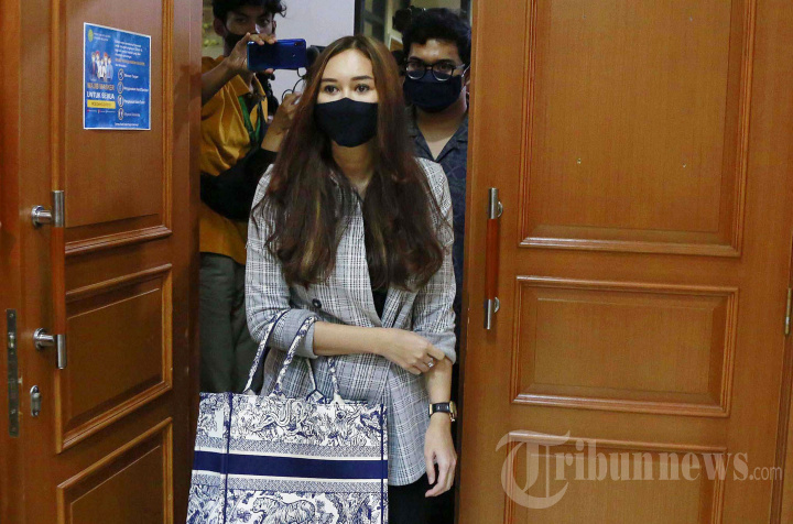 Aura Kasih Resmi Bercerai dari Eryck Amaral