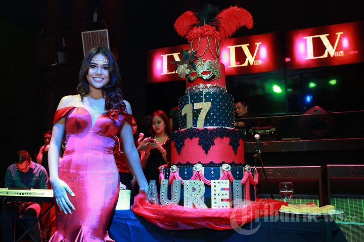 Aurel Hermansyah saat merayakan ulang tahunnya yang ke 17 di LV Club, Kemang, Jakarta Selatan, Sabtu (29/8/2015).
