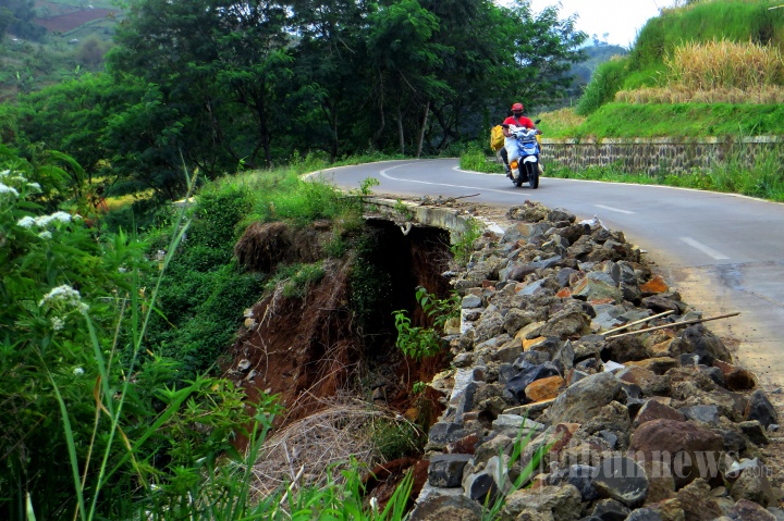 Awas Jalan Lonsor di Blok Desa Kadakjaya Sumedang