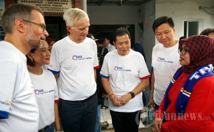 AXA Bantu Korban Banjir Jakarta