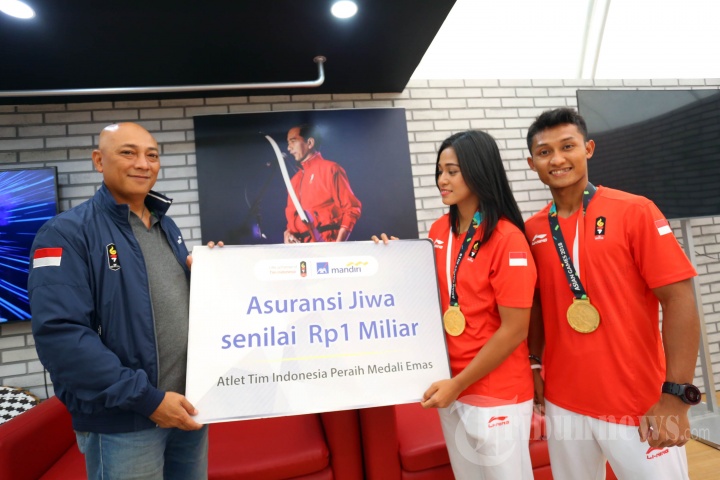 AXA Mandiri Serahkan Asuransi 1 Miliar Pada Peraih Emas AG