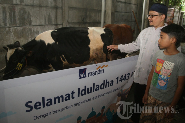 AXA Mandiri Serahkan Hewan Kurban