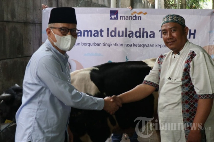 AXA Mandiri Serahkan Hewan Kurban