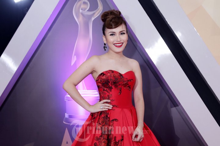 Ayu Ting Ting Hadiri Penghargaan AMI Awards 2016