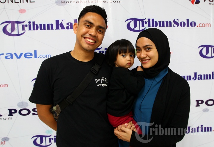 Pasangan suami istri Ditto dan Ayudia Bing Slamet berfoto saat berkunjung ke redaksi Tribunnews.com dan Warta Kota di Palmerah, Jakarta, Jumat (24/8/2018). Ditto dan Ayudia mempromosikan single terbaru mereka berjudul Rindu. 