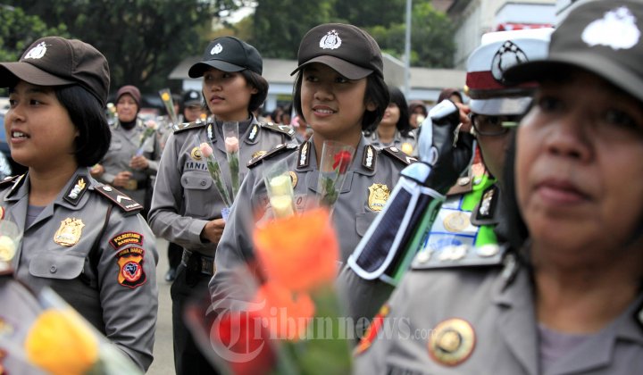 Bagi Bunga Untuk Peringati HUT Polwan Ke-67 Bandung