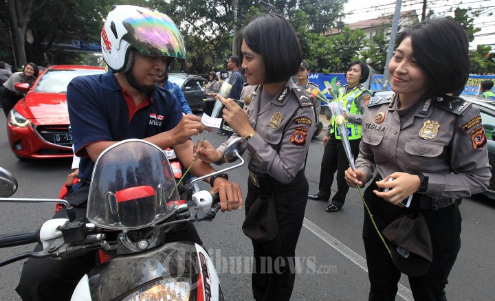Bagi Bunga Untuk Peringati HUT Polwan Ke-67 Bandung