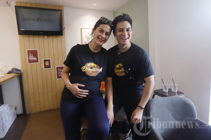 Baim Wong dan Paula Verhoeven Buka Gerai Donuthing