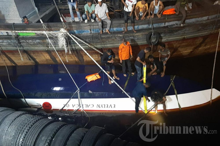 Bakamla RI Bantu Evakuasi Korban Kapal SB Evelin Calisca 01