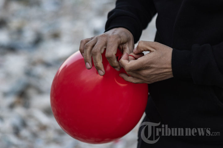 Balon Merah di Reruntuhan Bangunan Gempa Turki