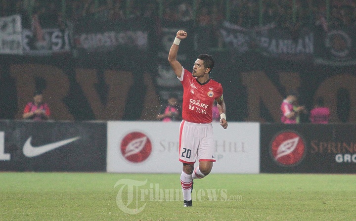 Bambang Pamungkas Selebrasi Kepalkan Tangan