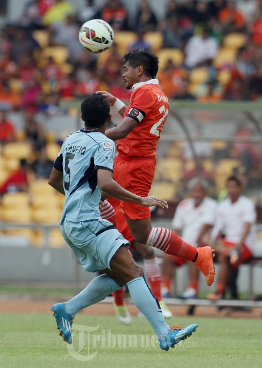 Bambang Pamungkas Sundul Bola