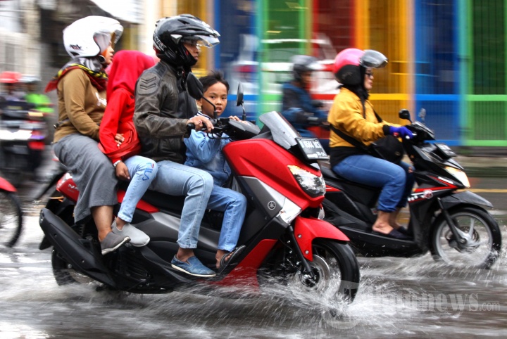 Banjir Cileuncang di Jalan Kopo Bandung