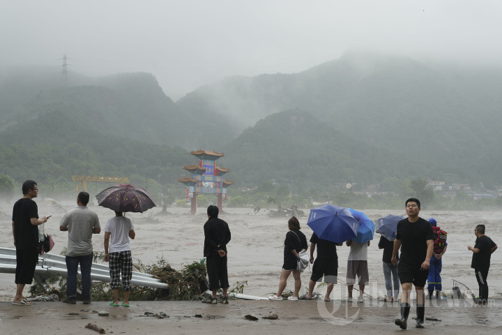 Banjir Dahsyat Hantam Beijing Akibat Topan Doksuri