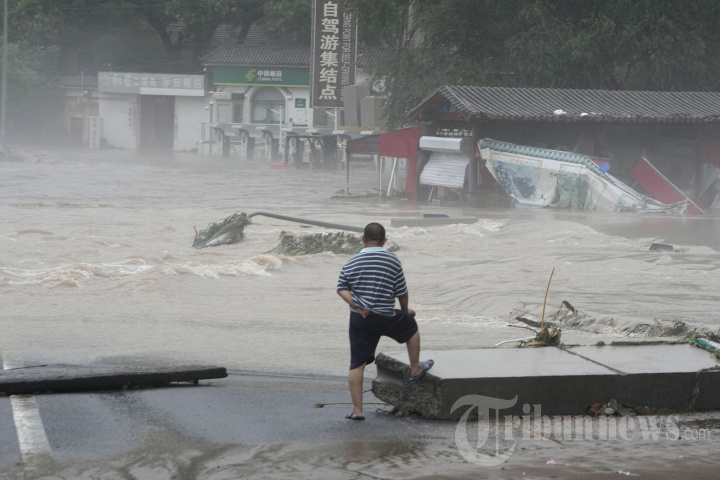 Banjir Dahsyat Hantam Beijing Akibat Topan Doksuri