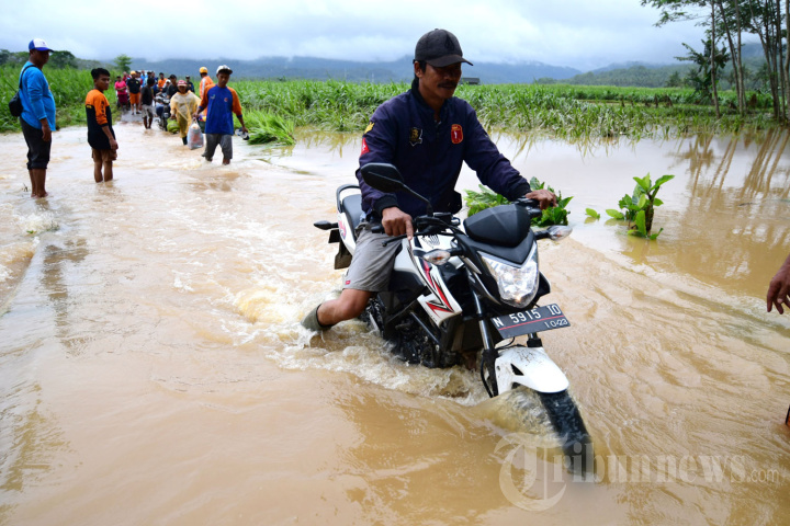 Banjir Isolir Dusun Rowotrate Kabupaten Malang