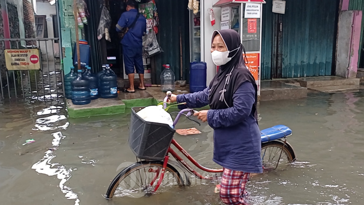 Banjir Jalan Galeong Raya Tangerang Luapan Kali Sabi