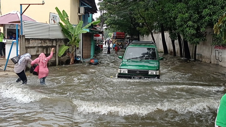 Banjir Jalan Galeong Raya Tangerang Luapan Kali Sabi