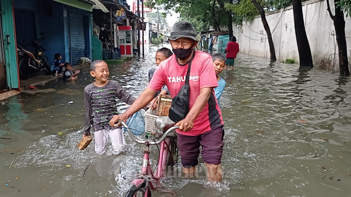 Banjir Jalan Galeong Raya Tangerang Luapan Kali Sabi