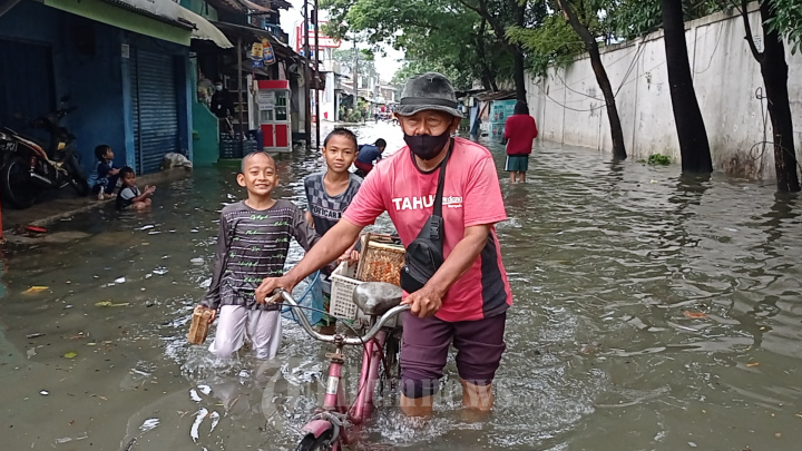 Banjir Jalan Galeong Raya Tangerang Luapan Kali Sabi