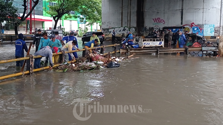 Banjir Luapan Kali Sabi Akibatkan Sampah Menumpuk