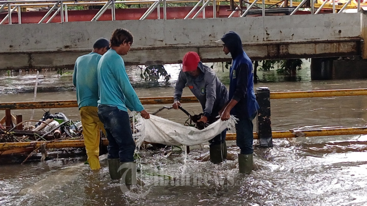 Banjir Luapan Kali Sabi Akibatkan Sampah Menumpuk