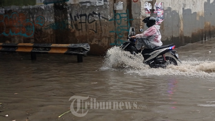 Banjir Luapan Kali Sabi Akibatkan Sampah Menumpuk