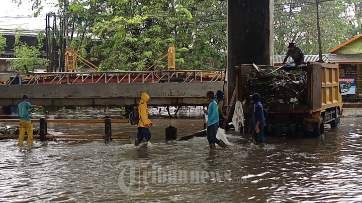 Banjir Luapan Kali Sabi Akibatkan Sampah Menumpuk