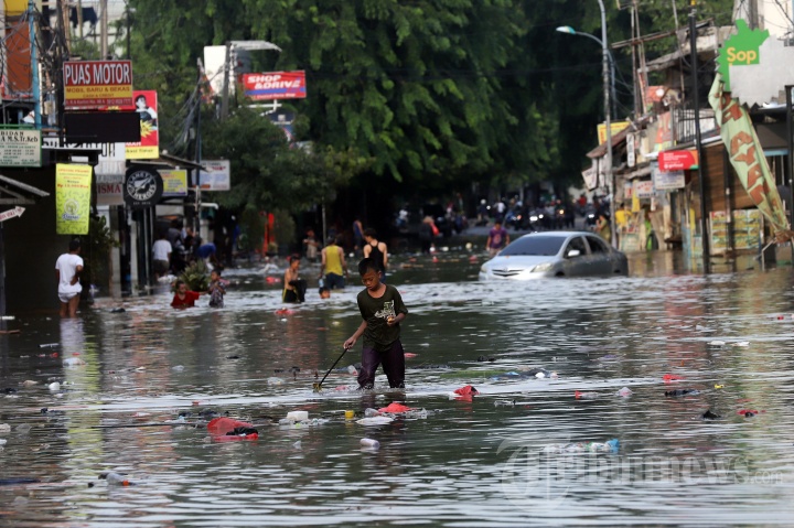Banjir Melumpuhkan Akses Jalan Kartini