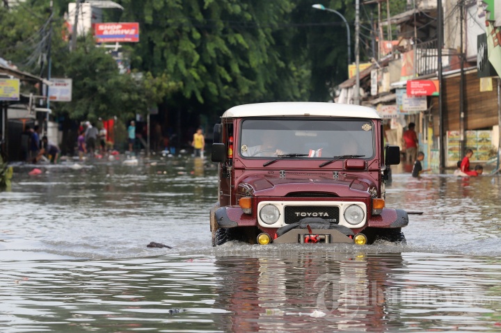 Banjir Melumpuhkan Akses Jalan Kartini