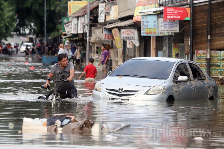 Banjir Melumpuhkan Akses Jalan Kartini