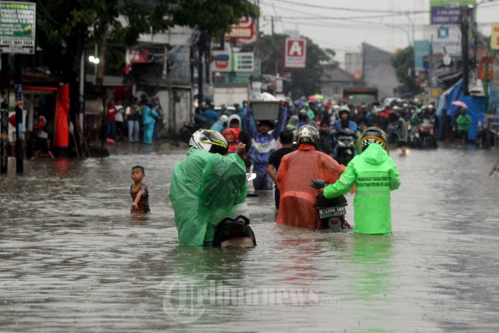 Banjir Rendam Perumahan Ciledug Indah