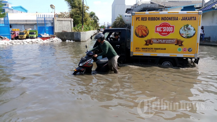 Banjir Rob Muara Baru di Tengah Pandemi Covid-19