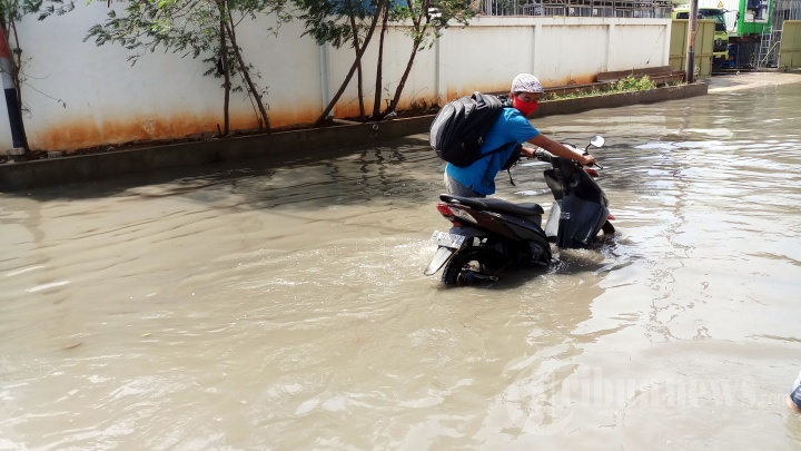 Banjir Rob Muara Baru di Tengah Pandemi Covid-19