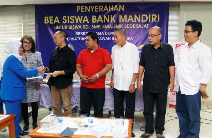 Bank Mandiri Beri Bea Siswa 21 Anak Wartawan