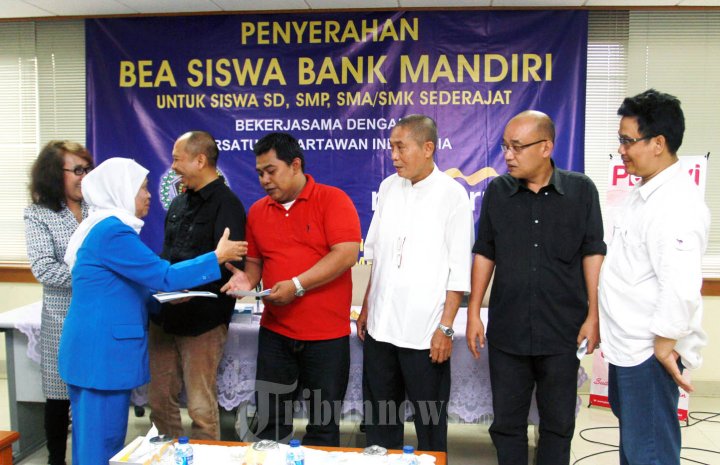 Bank Mandiri Beri Bea Siswa 21 Anak Wartawan