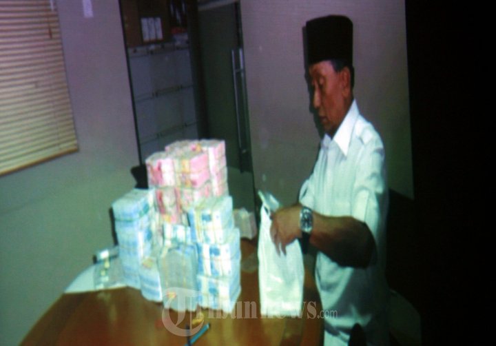 Barang Bukti OTT Fuad Amin Imron di KPK