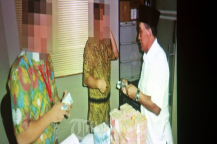 Barang Bukti OTT Fuad Amin Imron di KPK