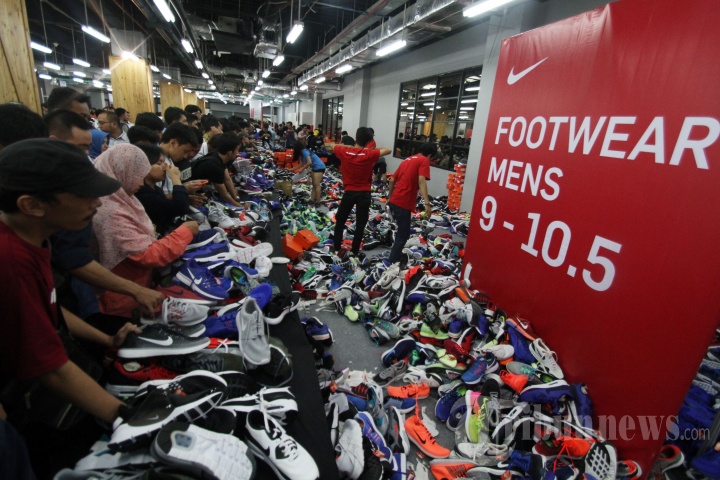 Bazaar Sepatu Nike Dipenuhi Pembeli