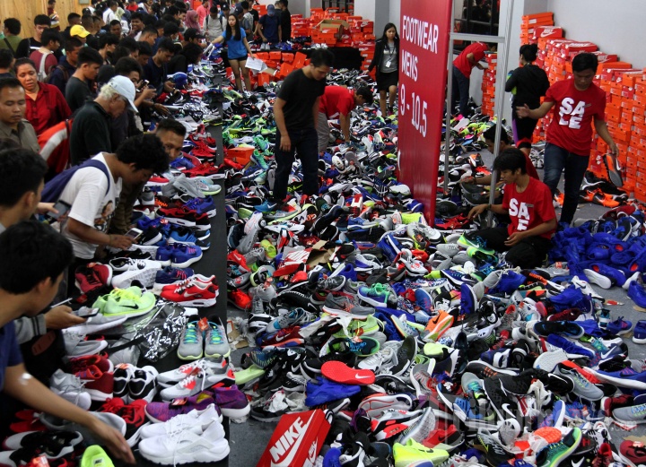 Bazaar Sepatu Nike Dipenuhi Pembeli