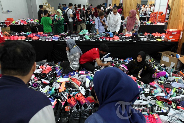Bazaar Sepatu Nike Dipenuhi Pembeli