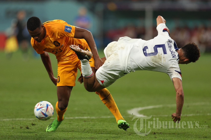 Bek Belanda Denzel Dumfries Hadang Antonee Robinson