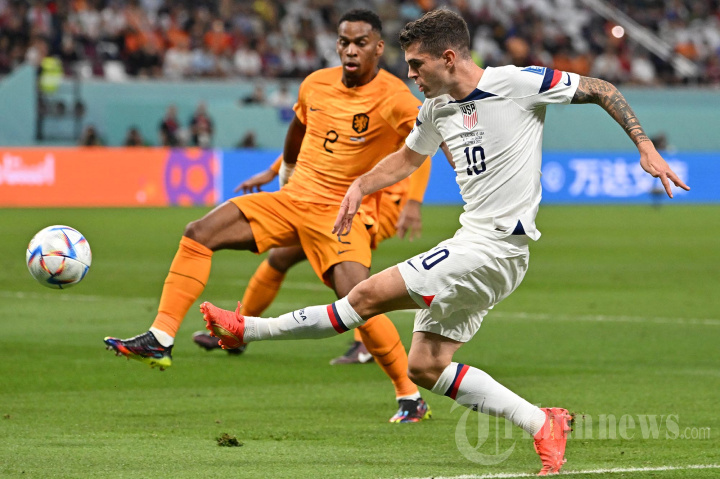 Bek Belanda Jurrien Timber Hadang Christian Pulisic (AS)