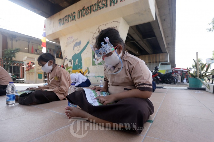 Belajar Online Di Bawah Kolong Rel Kereta Api